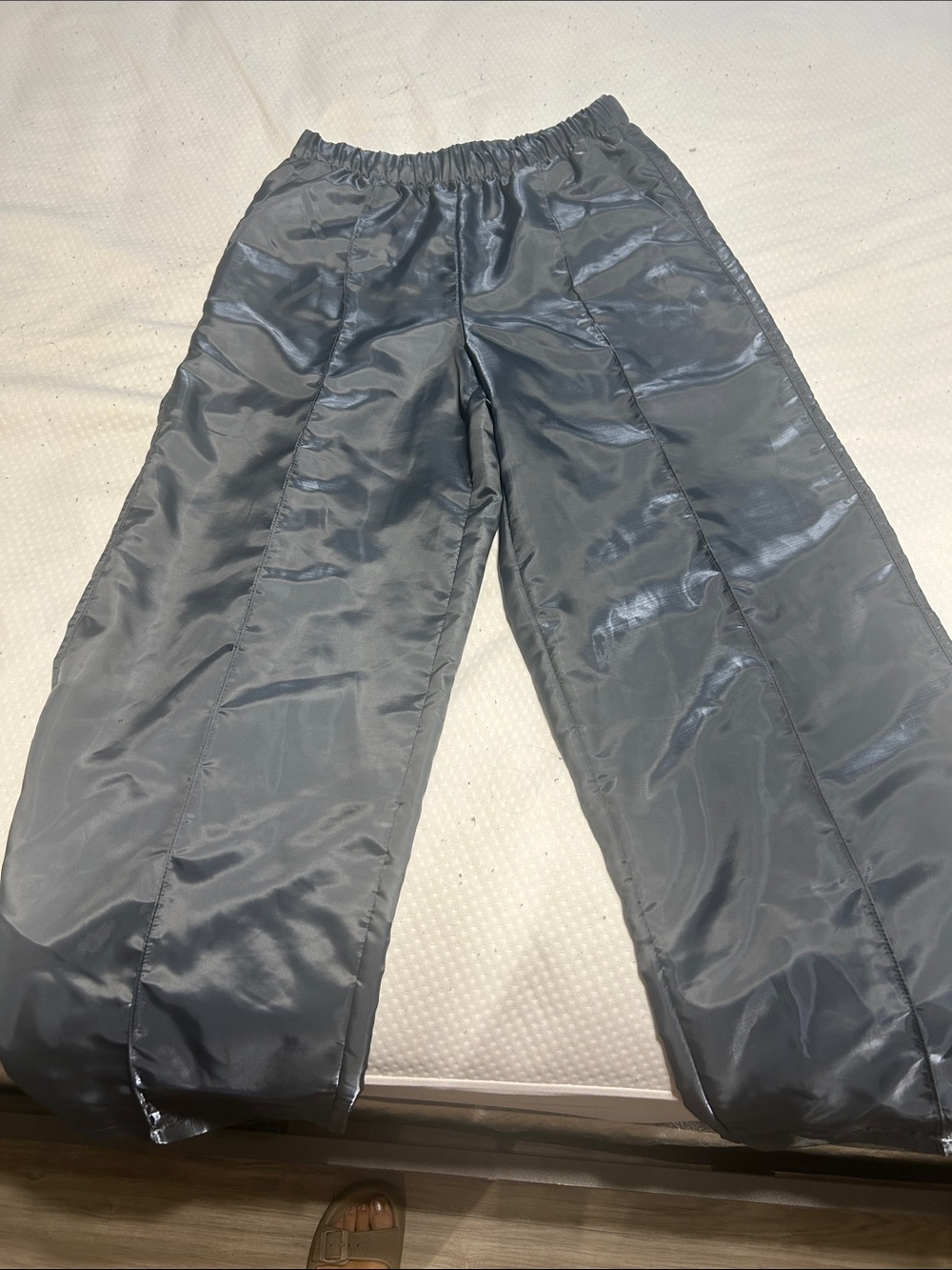 ALO Yoga Kids Shiny Gray Jogger Sweatpants